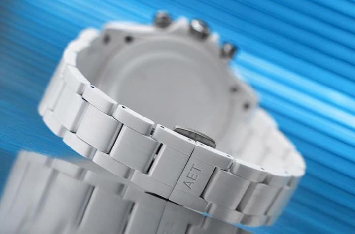 AET REMOULD新作Daytona Blue Gemstone Ceramic采用白色陶瓷制作手表的表壳与炼带，塑造出耳目一新的视觉效果。Source：AET REMOLD