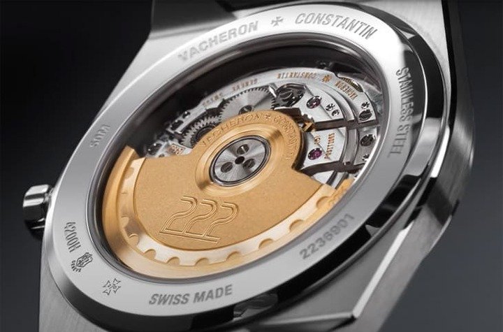 Historiques 222搭载2455/2机芯，与原版搭载的Calibre 1120相比，现代机芯的震频较高、动力储存也提升至40小时。