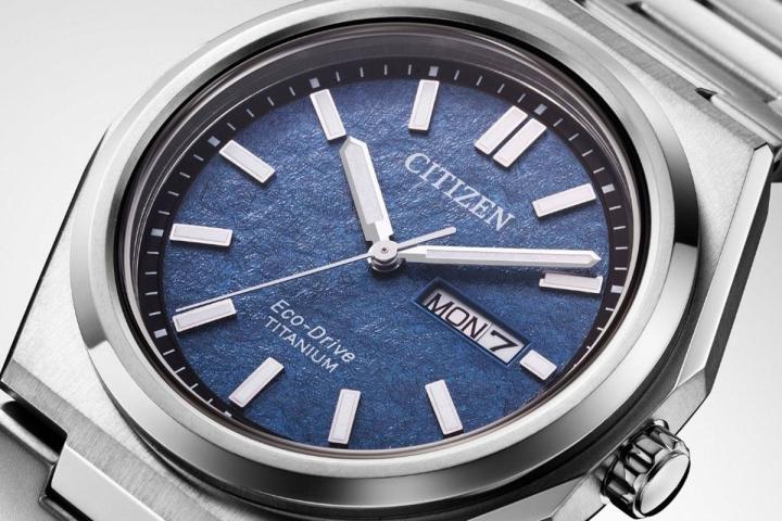 表盘表面经过细致加工处理，低调而细腻的微颗粒质感，随着光线变化折射出层次丰富的视觉效果，使整体设计更显立体与深度。