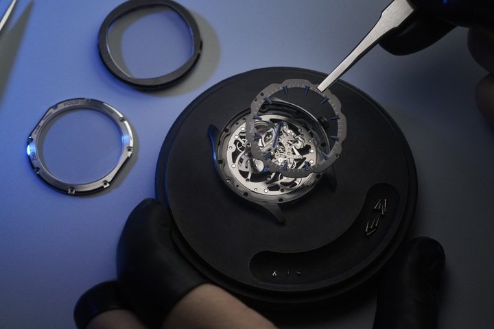 全新的PIAGETPolo系列42毫米黑陶瓷超薄镂空自动上链腕表，历经三年研发过程，巧妙地将钛金属、陶瓷材质与镂空艺术合而为一。
