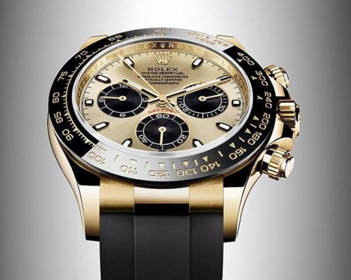 2017年首度搭配橡胶表带