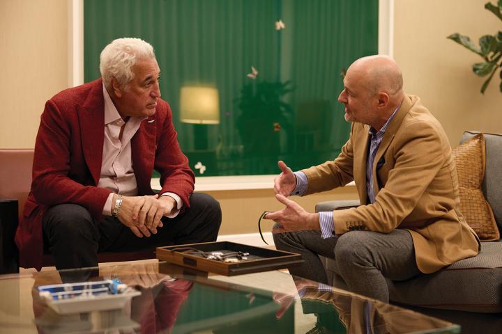 Aston Martin 暨 Aston Martin Aramco Formula One™ Team 执行主席劳伦斯·斯特罗尔 (左) 与百年灵执行长乔治·科恩。