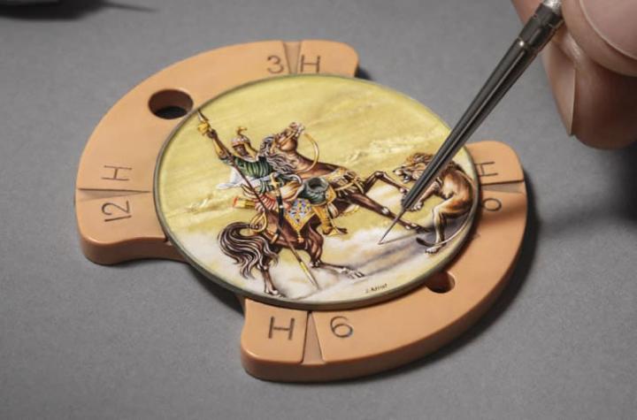 大明火微绘以多层釉料高温烧制，色彩细腻饱满，约 120 小时方能完成动态鲜活的史诗画面。