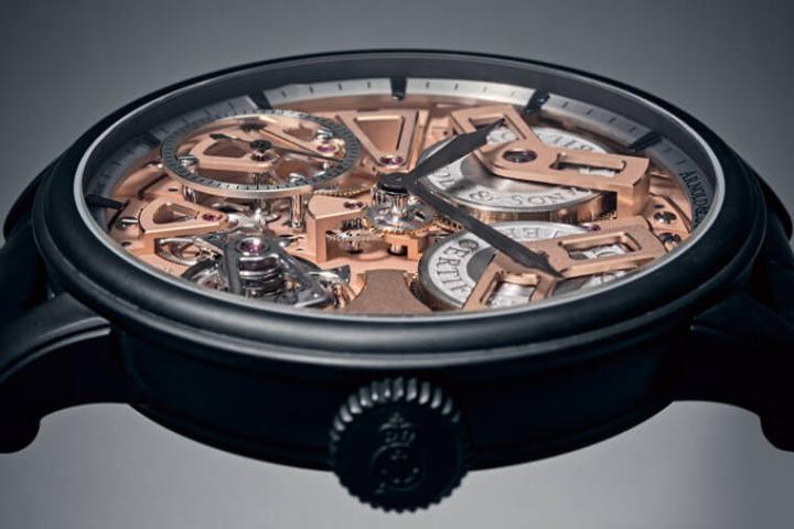 表款面盘上露出的机芯重要组件包括双发条盒、小秒盘与陀飞轮呈现彼此对称的姿态，而开面设计则是将机械结构的立体感传达得淋漓尽致