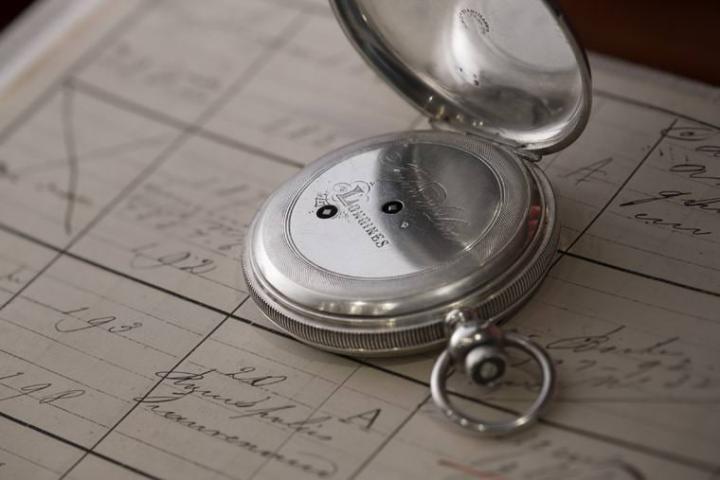 浪琴表183怀表表盖内侧皆镌刻品牌标志——飞翼沙漏