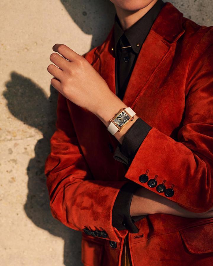 Gondolo Serata 以独树一帜的流线轮廓，表达百达翡丽与时俱进的美学理解，更善用宝石镶嵌工艺，彰显品牌超凡出众的珍稀格调。