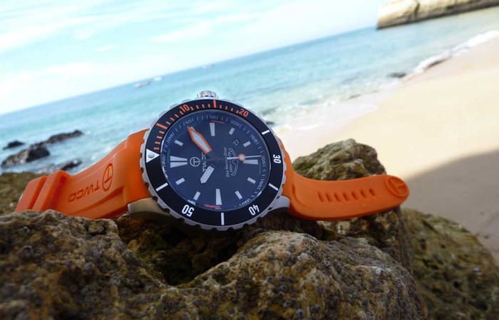这款43mm精钢腕表搭配Miyota 9015自动上链机芯。Robbert在网站(www.twcowatches.com)出售他的腕表