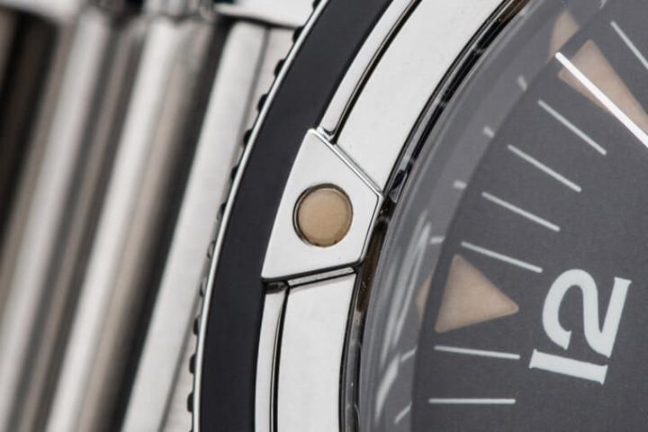 初代的表圈是塑胶的，2014年式是陶瓷+液态金属，这款则是铝圈电镀。极少数OMEGA的复刻表表镜中央会有隐形的Ω，这次的三部曲也有，不过之前多是塑胶表镜上突起的阳文，这里则是在蓝宝石水晶上雷射阴文