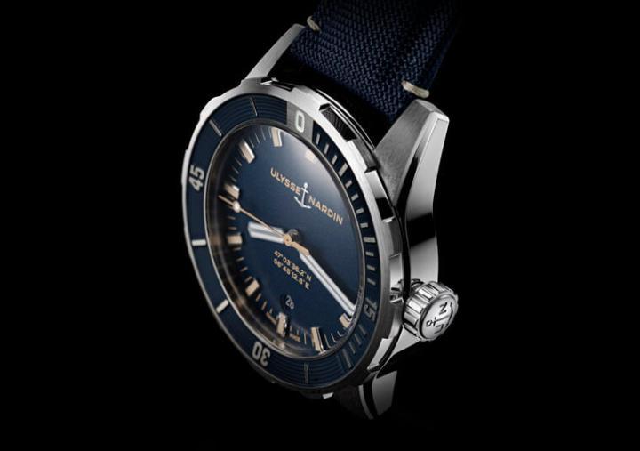 雅典新款潜水表以1950年代的古董表为基础，呈现潜水表的经典样貌之余，也结合了品牌现代制表科技精华，复古风格一登场就引起市场注目