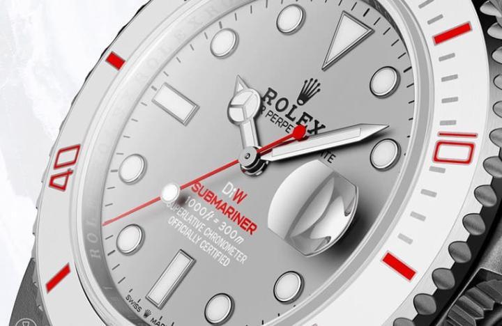 灰色碳纤维面盘呼应表壳色调，秒针与部分文字采用红色点缀强化手表整体个性。Source：Designa Individual