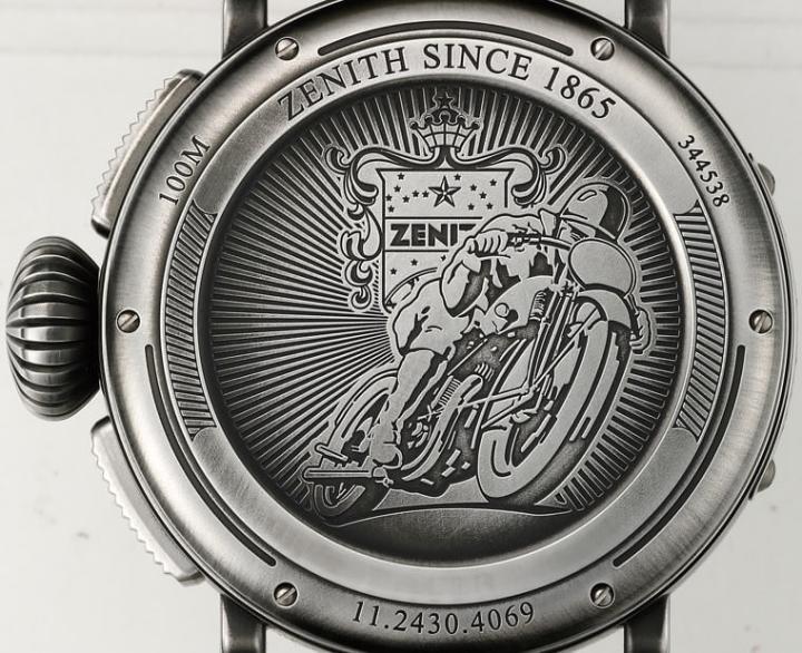 表背采用实底盖，上面刻的机车和骑士正是典型的Cafe Racer风格；表名中的"Ton-up"是英国俚语，这里指的是时速超过100英里，现在广泛用于指称六○年代英国的复古工业风