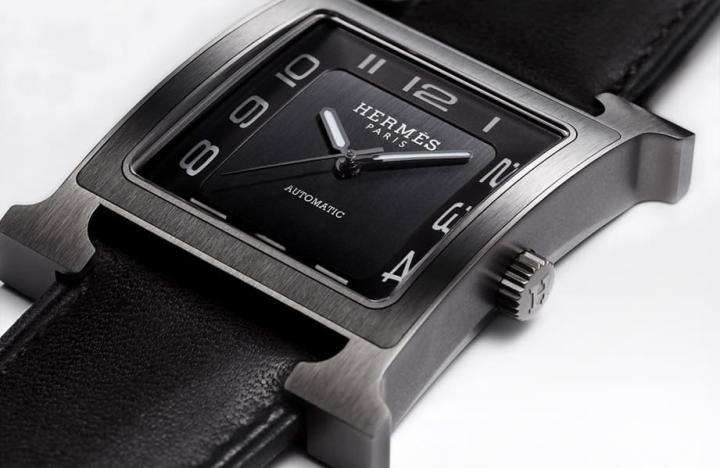 新款Heure H手表首度换上机械机芯，并采用钛金属材质，细节也经过修改，呈现较过往有别的粗犷风格。