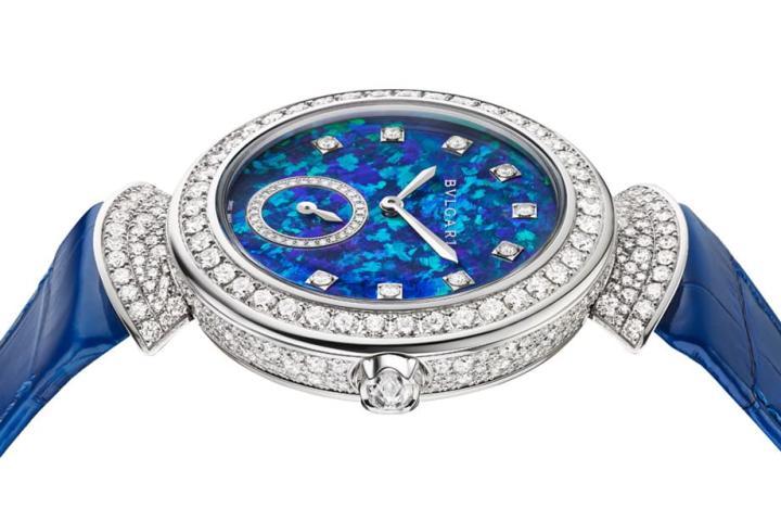 宝格丽Divas' Dream Minute Repeater采用白金、蛋白石与钻石等华丽高贵元素妆点，替手表的顶级三问功能勾勒如女神般美不胜收的魅力。