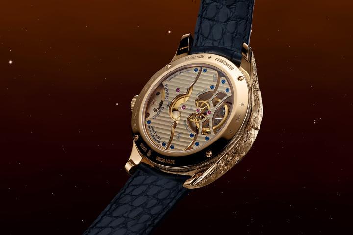 Les Cabinotiers 阁楼工匠浑天仪式陀飞轮腕表– Myth of the Pleiades 搭载品牌自家制 1990 手动上链机芯，融汇了参考编号 57260 怀表的技术研发成果。机芯配备双逆跳时分显示机制，每日正午和子夜，指针可瞬间跳返至起点。