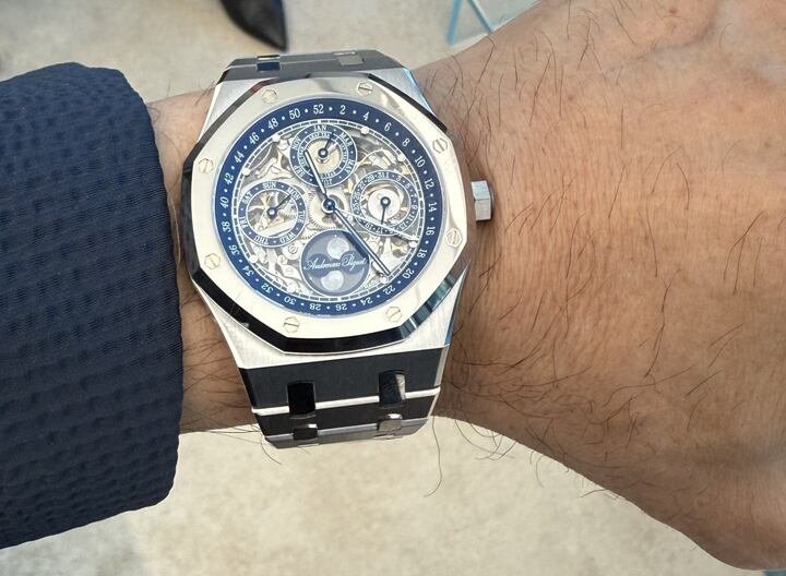 表盘上6点钟位置的月相指示与 Audemars Piguet 签名和谐一致，签名的灵感源自历史文献。