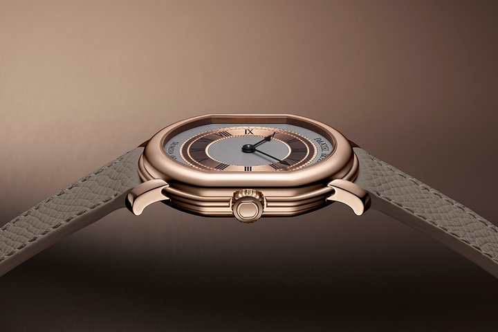 Daniel Roth Extra Plat Rose Gold腕表忠于原版设计，玫瑰金5N表壳保留了经典双椭圆轮廓，中心以刻纹装饰，勾勒和谐平衡的外观。但表耳经过重新设计，呈现更为柔和的弧度与向下角度，提升佩戴的舒适度。
