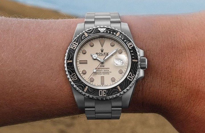 戴在手上的Dune Submariner在熟悉中带有独特感，甚至沙色面盘也串起一股怀旧氛围。Source：Designa Individual