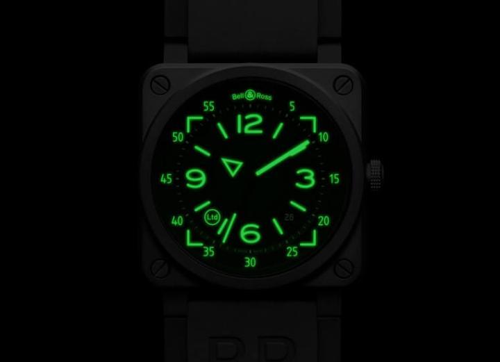 表面多处採用Super- LumiNova®涂料，确保手表在黑暗环境中还是可以清楚判读时间