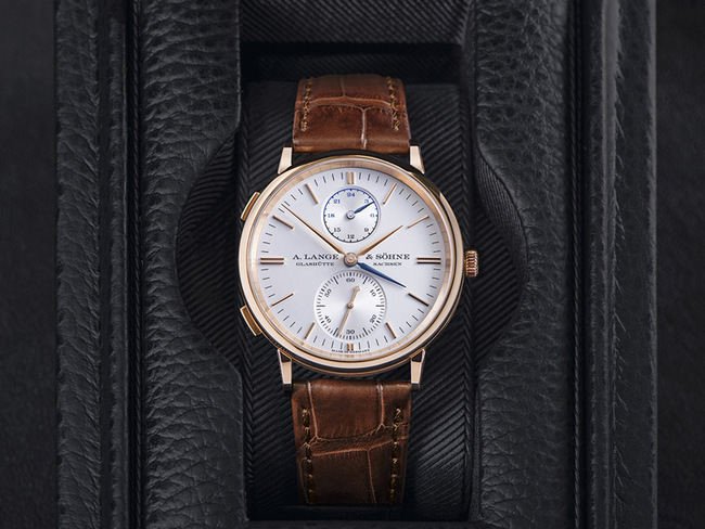 以18K红金铸制的SAXONIA DUAL TIME，重塑朗格经典