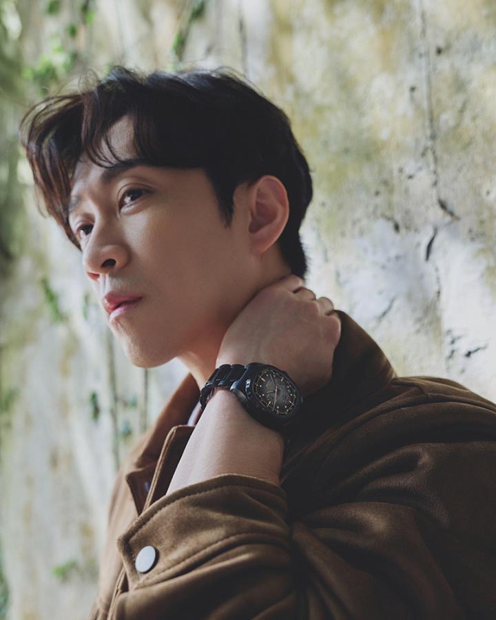 陈汉典散发成熟魅力，如同腕间佩戴 Multifort TV 计时码表，低调而坚定。