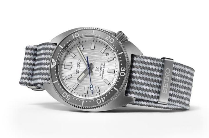 除了不锈钢炼带外，手表还会额外附上一条以再生材质制作的编织表带。