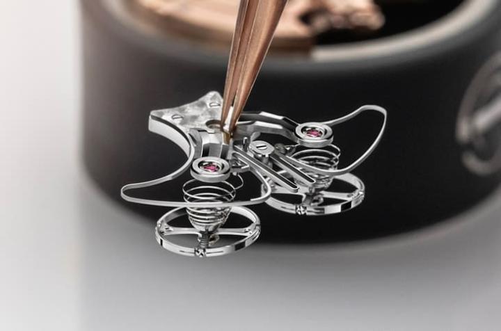 两组调速系统由专利共振离合器弹簧连接，确保节奏同步稳定；2 点按把可重设双秒针，以直观呈现共振效果。