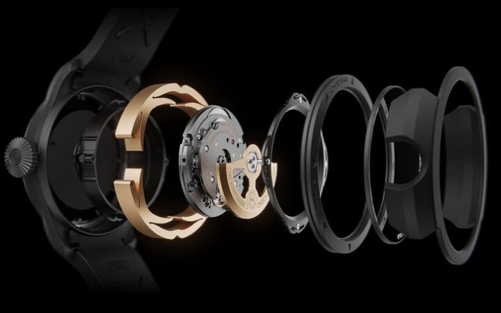 大飞Shock Absorber XPL的表壳结构相当复杂，其中包含金属玻璃材质以及SPRIN-g PROTECT避震系统等先进技术
