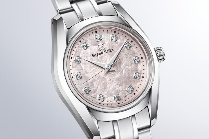 STGF387 表盘灵感源自日本独特的四季变化，呈现花筏意境，樱花花瓣随风自枝头飘落，静静漂浮于河面之上。