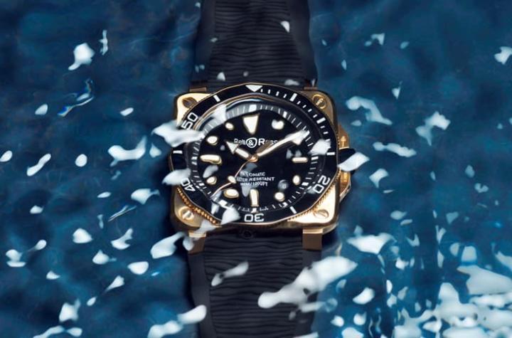 符合 ISO 6425 潜水标准，具 300 米防水实力，搭配旋入式表冠与蓝宝石镜面，应对深海环境依然安心可靠。