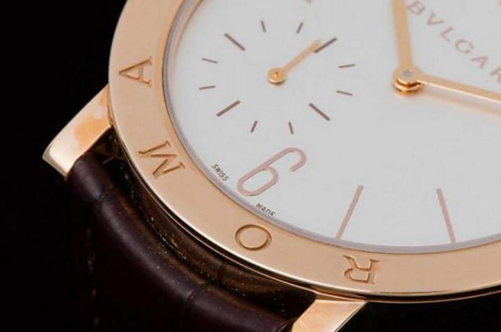 Bulgari Roma是宝格丽当家的Bulgari Bulgari的原型，最早由于是罗马总店的圣诞节赠品所以在表圈刻上ROMA字样，发行了几代以后才把ROMA改成双BVLGARI的招牌设计