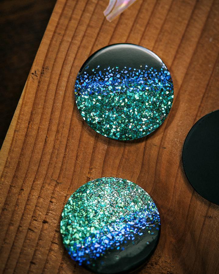 漆艺家浅井康宏，以精准眼光审视每一片珍珠母贝碎片的虹彩光泽与形状，从中挑选最适合的细片，再逐一拼嵌成鲜明生动的光之马赛克。