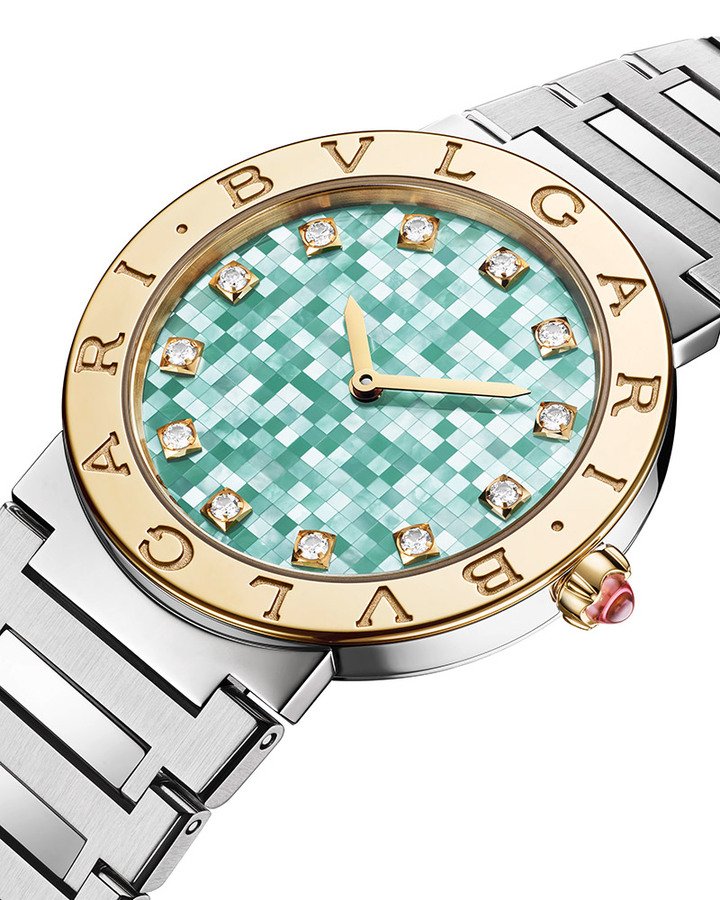 绿色盘面的 Bvlgari Bvlgari 腕表，搭配黄金表圈，在色彩呈现上更彰显缤纷迷人的夏日，源自古罗马钱币的灵感设计，表圈镌刻 "BVLGARI BVLGARI" 字样。
