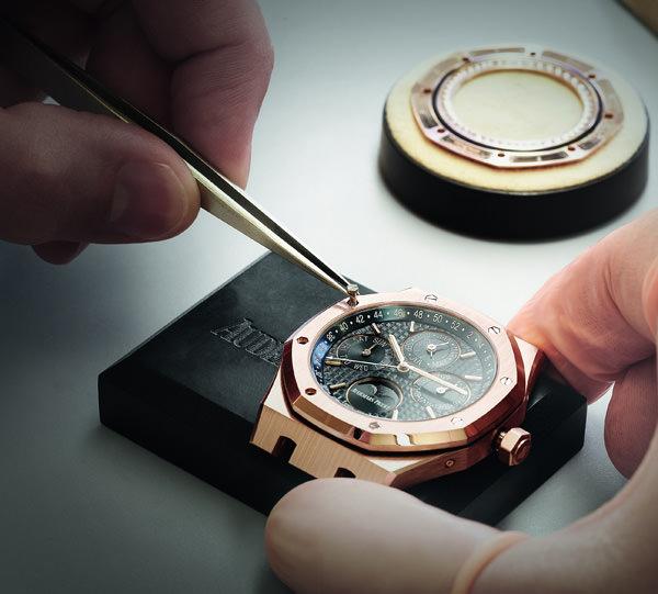 爱彼皇家橡树万年历腕表的装配