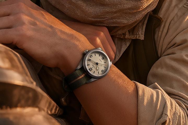 为纪念帝舵表荣幸参与全球最具挑战性的赛事之一，新款哑光 “沙丘白” 表面将纳入系列经典选择。达卡拉力赛所经之处杳无人烟，陪伴车手的往往只有极端的炎热、险峻的岩石及高耸的沙丘。