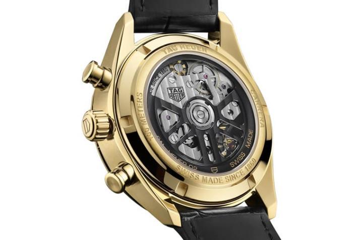 透明底盖直视手表搭载的Heuer 02机芯，细看会发现黑色自动盘边缘字样填入金色调，一如手表令人印象深刻的黑金配色。