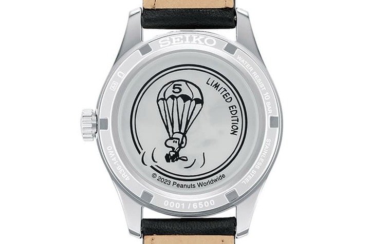 SRPK27K1底盖刻印糊涂塌客开启降落伞等待安全着陆的可爱画面。