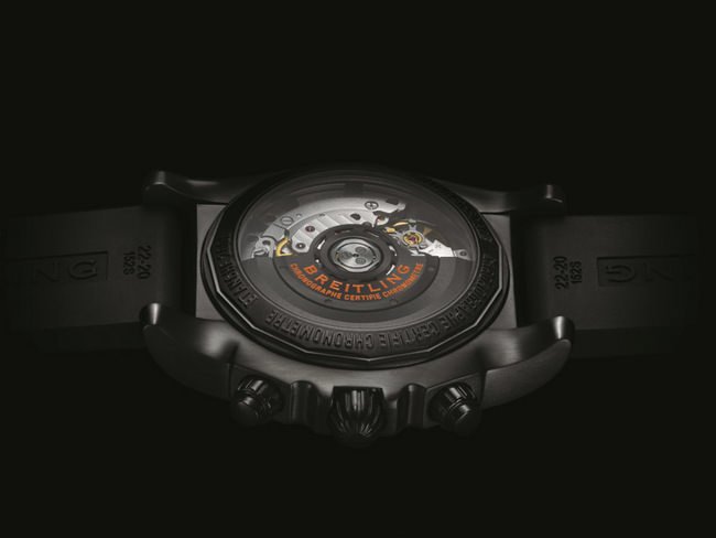 百年灵终极计时黑鹰腕表Chronomat 44 Raven搭載百年灵自制01机芯