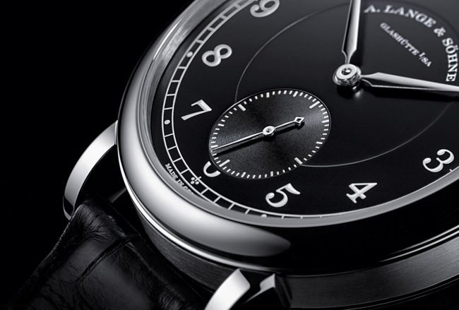 1815 「200th Anniversary F. A. Lange」腕表黑色的实心银表盘低调而优雅
