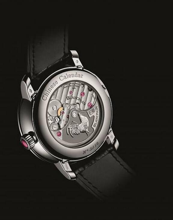 宝铂中华年历鸡年限量版(铂金款）有著金雕大师雕刻的雄鸡造型摆陀，寓意转机