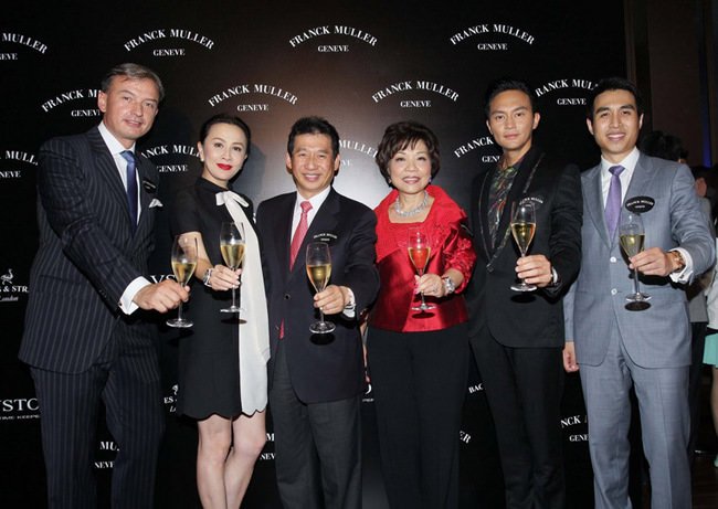  FRANCK MULLER®集团董事Nicholas Rudaz、刘嘉玲及FRANCK MULLER®亚太区品牌大使张智霖一同主持祝酒仪式，庆祝FRANCK MULLER®香港旗舰店隆重开幕