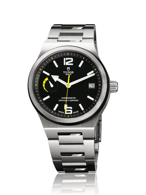 TUDOR North Flag腕表最具代表性的特点：全哑面，展现出细致的运动感