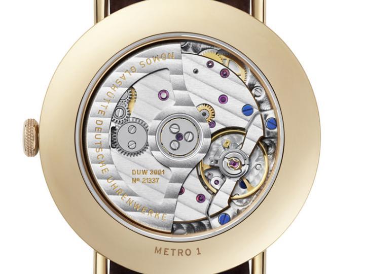 DUW 3001自动机芯是NOMOS推出的第十款自制机芯。这款机芯的超薄外形与精淮度，确保其在保持相对娇小体积的情况下，还是能拥有出色的性能