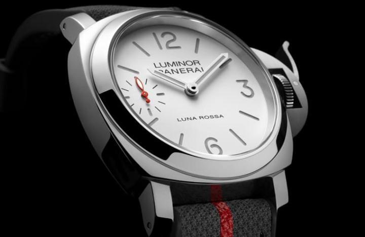 手表采用白、灰、红三色组合彰显与Luna Rossa船队印象，面盘6点方向印有”LUNA ROSSA”字，将联名主题具体而微浓缩其中。
