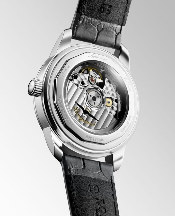 全新 Conquest Heritage Central Power Reserve 腕表搭载浪琴表独家 L896.5 自动上链机芯，提供长达 72 小时动力储存，兼具稳定性能与日常实用性。