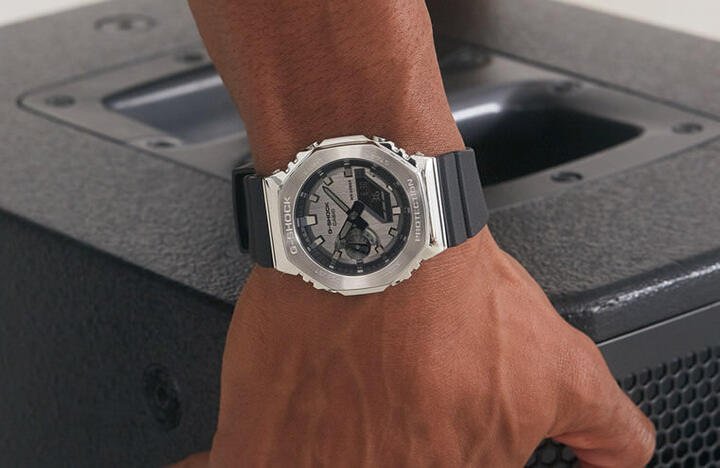 即使改成不锈钢表壳，GM-2100的厚度仍维持在11.8mm，放眼G-SHOCK旗下作品中显得相对纤薄，戴起来的舒适度也更佳