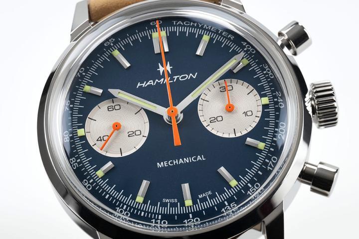 全新系列采用烟熏色渐变表盘，由深色外缘过渡至较浅色的中央部位，突显美国经典系列 H 计时码表的弧形轮廓。