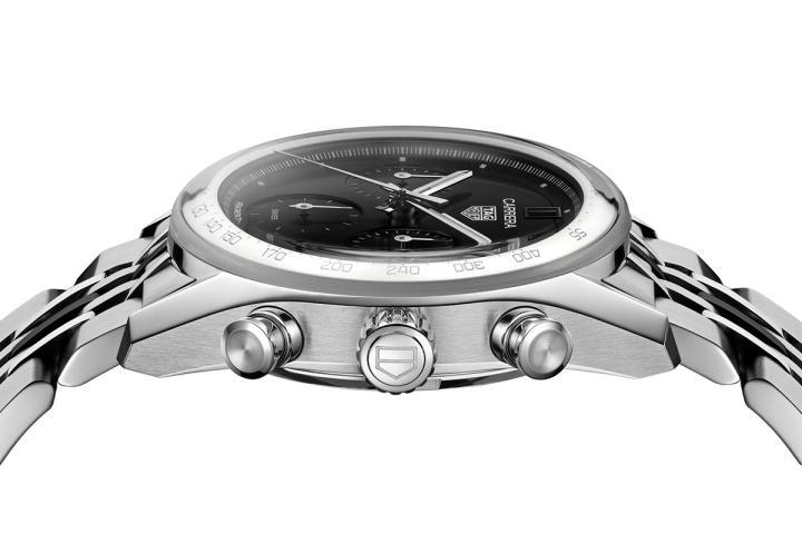 不锈钢表壳采用交错抛光与拉丝处理，Glassbox 拱形蓝宝石水晶表镜一体成型，其流畅弧线向下延伸无缝衔接于表壳，整体覆盖于黑色蛋白石表盘之上，能柔和地吸收光线，营造细腻且顺滑的视觉层次。