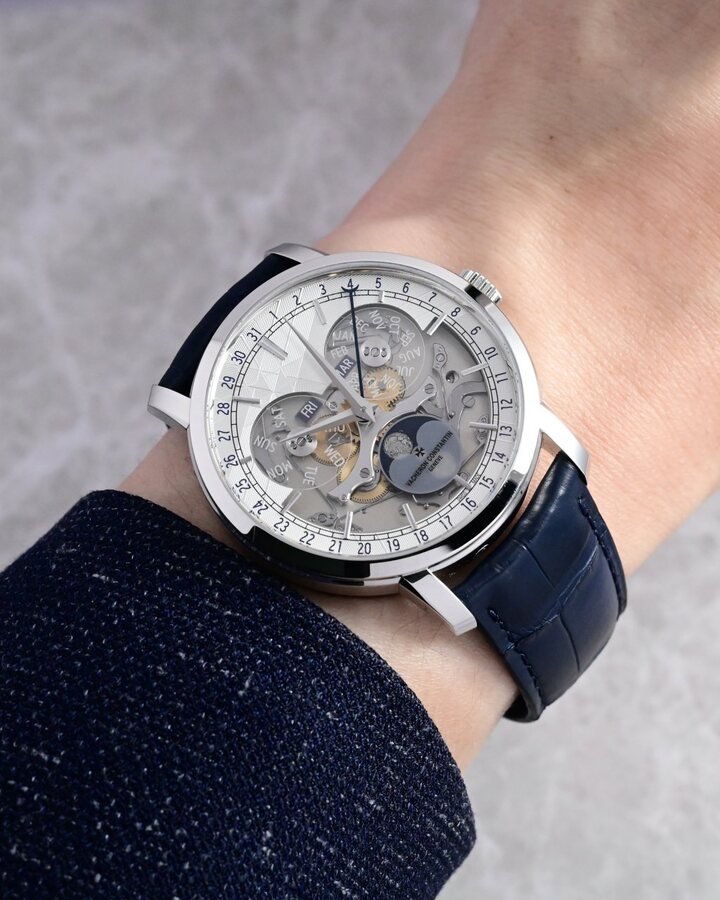 Traditionnelle Complete Calendar Openface传承系列全日历镂雕腕表