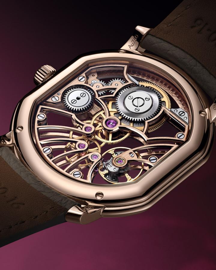这枚由 La Fabrique du Temps Louis Vuitton 开发的 DR002SR 新机芯，结构基于与 Extra Plate 使用的 DR002，性能规格的表现也基本相同。