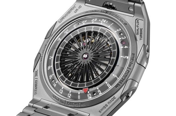 机芯由 Vaucher 基础与 URWERK 复杂模块构成；具备专利双涡轮叶系统，高效管理自动上链。